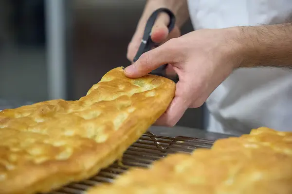 Taze Pişmiş Pizzalar, Ahşap-Ateşli Fırın Fotoğrafları: Odun, Fırın, İş, Kapalı Alan Ayarlama, Yanan (Fotoğraf: Mauro Di Bonaventura )
