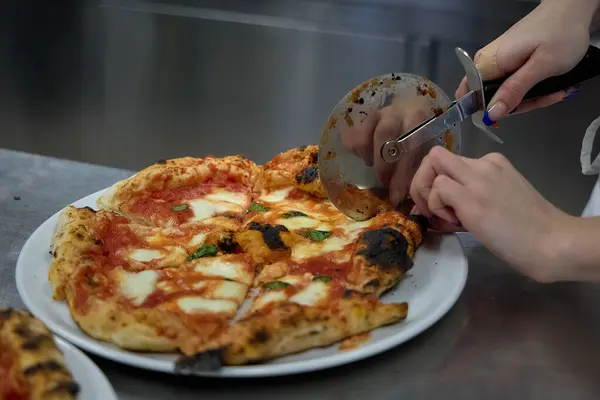 Taze Pişmiş Pizzalar, Ahşap-Ateşli Fırın Fotoğrafları: Odun, Fırın, İş, Kapalı Alan Ayarlama, Yanan (Fotoğraf: Mauro Di Bonaventura )