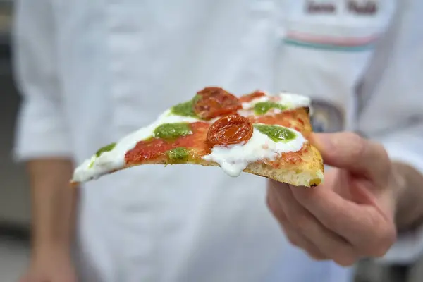 Taze Pişmiş Pizzalar, Ahşap-Ateşli Fırın Fotoğrafları: Odun, Fırın, İş, Kapalı Alan Ayarlama, Yanan (Fotoğraf: Mauro Di Bonaventura )