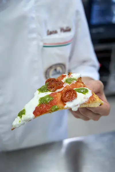 Taze Pişmiş Pizzalar, Ahşap-Ateşli Fırın Fotoğrafları: Odun, Fırın, İş, Kapalı Alan Ayarlama, Yanan (Fotoğraf: Mauro Di Bonaventura )
