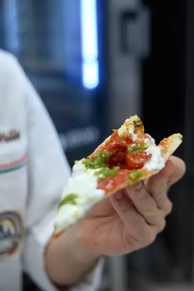 Taze Pişmiş Pizzalar, Ahşap-Ateşli Fırın Fotoğrafları: Odun, Fırın, İş, Kapalı Alan Ayarlama, Yanan (Fotoğraf: Mauro Di Bonaventura )