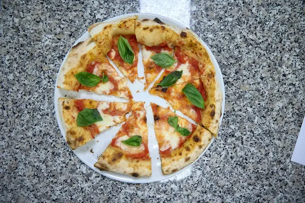 Taze Pişmiş Pizzalar, Ahşap-Ateşli Fırın Fotoğrafları: Odun, Fırın, İş, Kapalı Alan Ayarlama, Yanan (Fotoğraf: Mauro Di Bonaventura )