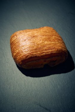 Çıtır kıtır, kremalı, ricotta peyniri ve taze ıspanakla birlikte nefis bir altın esmer turta. Aperatif olarak, aperatif olarak ya da geleneksel İtalyan yemeğinin bir parçası olarak mükemmel. Fotoğraf: Mauro Di Bonaventura )