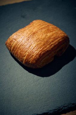 Çıtır kıtır, kremalı, ricotta peyniri ve taze ıspanakla birlikte nefis bir altın esmer turta. Aperatif olarak, aperatif olarak ya da geleneksel İtalyan yemeğinin bir parçası olarak mükemmel. Fotoğraf: Mauro Di Bonaventura )