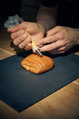 Çıtır kıtır, kremalı, ricotta peyniri ve taze ıspanakla birlikte nefis bir altın esmer turta. Aperatif olarak, aperatif olarak ya da geleneksel İtalyan yemeğinin bir parçası olarak mükemmel. Fotoğraf: Mauro Di Bonaventura )