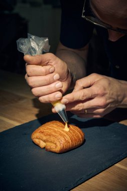 Çıtır kıtır, kremalı, ricotta peyniri ve taze ıspanakla birlikte nefis bir altın esmer turta. Aperatif olarak, aperatif olarak ya da geleneksel İtalyan yemeğinin bir parçası olarak mükemmel. Fotoğraf: Mauro Di Bonaventura )