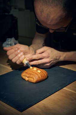 Çıtır kıtır, kremalı, ricotta peyniri ve taze ıspanakla birlikte nefis bir altın esmer turta. Aperatif olarak, aperatif olarak ya da geleneksel İtalyan yemeğinin bir parçası olarak mükemmel. Fotoğraf: Mauro Di Bonaventura )