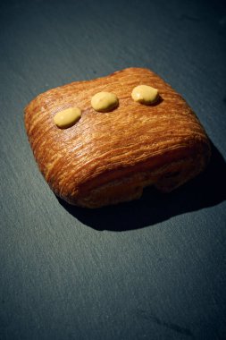 Çıtır kıtır, kremalı, ricotta peyniri ve taze ıspanakla birlikte nefis bir altın esmer turta. Aperatif olarak, aperatif olarak ya da geleneksel İtalyan yemeğinin bir parçası olarak mükemmel. Fotoğraf: Mauro Di Bonaventura )