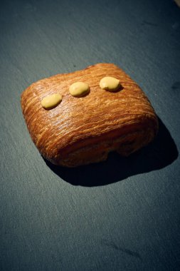 Çıtır kıtır, kremalı, ricotta peyniri ve taze ıspanakla birlikte nefis bir altın esmer turta. Aperatif olarak, aperatif olarak ya da geleneksel İtalyan yemeğinin bir parçası olarak mükemmel. Fotoğraf: Mauro Di Bonaventura )