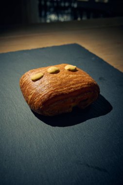 Çıtır kıtır, kremalı, ricotta peyniri ve taze ıspanakla birlikte nefis bir altın esmer turta. Aperatif olarak, aperatif olarak ya da geleneksel İtalyan yemeğinin bir parçası olarak mükemmel. Fotoğraf: Mauro Di Bonaventura )