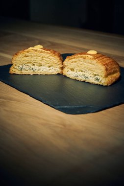 Çıtır kıtır, kremalı, ricotta peyniri ve taze ıspanakla birlikte nefis bir altın esmer turta. Aperatif olarak, aperatif olarak ya da geleneksel İtalyan yemeğinin bir parçası olarak mükemmel. Fotoğraf: Mauro Di Bonaventura )