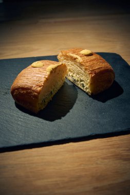 Çıtır kıtır, kremalı, ricotta peyniri ve taze ıspanakla birlikte nefis bir altın esmer turta. Aperatif olarak, aperatif olarak ya da geleneksel İtalyan yemeğinin bir parçası olarak mükemmel. Fotoğraf: Mauro Di Bonaventura )