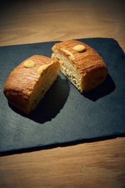 Çıtır kıtır, kremalı, ricotta peyniri ve taze ıspanakla birlikte nefis bir altın esmer turta. Aperatif olarak, aperatif olarak ya da geleneksel İtalyan yemeğinin bir parçası olarak mükemmel. Fotoğraf: Mauro Di Bonaventura )