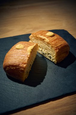Çıtır kıtır, kremalı, ricotta peyniri ve taze ıspanakla birlikte nefis bir altın esmer turta. Aperatif olarak, aperatif olarak ya da geleneksel İtalyan yemeğinin bir parçası olarak mükemmel. Fotoğraf: Mauro Di Bonaventura )