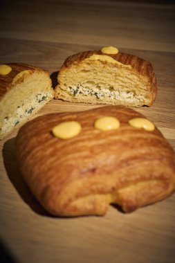 Çıtır kıtır, kremalı, ricotta peyniri ve taze ıspanakla birlikte nefis bir altın esmer turta. Aperatif olarak, aperatif olarak ya da geleneksel İtalyan yemeğinin bir parçası olarak mükemmel. Fotoğraf: Mauro Di Bonaventura )