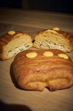 Çıtır kıtır, kremalı, ricotta peyniri ve taze ıspanakla birlikte nefis bir altın esmer turta. Aperatif olarak, aperatif olarak ya da geleneksel İtalyan yemeğinin bir parçası olarak mükemmel. Fotoğraf: Mauro Di Bonaventura )