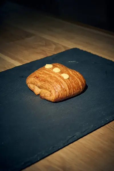 Çıtır kıtır, kremalı, ricotta peyniri ve taze ıspanakla birlikte nefis bir altın esmer turta. Aperatif olarak, aperatif olarak ya da geleneksel İtalyan yemeğinin bir parçası olarak mükemmel. Fotoğraf: Mauro Di Bonaventura )