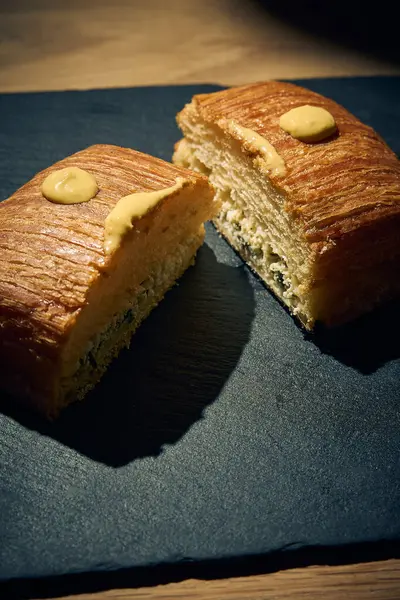 Çıtır kıtır, kremalı, ricotta peyniri ve taze ıspanakla birlikte nefis bir altın esmer turta. Aperatif olarak, aperatif olarak ya da geleneksel İtalyan yemeğinin bir parçası olarak mükemmel. Fotoğraf: Mauro Di Bonaventura )