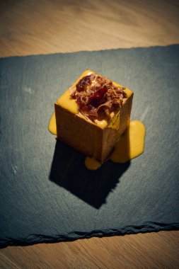 Klasik İtalyan carbonara 'sında yaratıcı bir dönüm noktası, bu makarna küpü yumurta, Pecorino Romano, gevrek guanciale ve karabiberden yapılmış zengin, kremalı bir sosla mükemmel pişirilmiş makarna içerir. Geleneksel bir gurme sunumu 