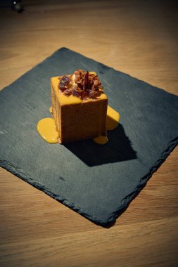 Klasik İtalyan carbonara 'sında yaratıcı bir dönüm noktası, bu makarna küpü yumurta, Pecorino Romano, gevrek guanciale ve karabiberden yapılmış zengin, kremalı bir sosla mükemmel pişirilmiş makarna içerir. Geleneksel bir gurme sunumu 