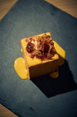 Klasik İtalyan carbonara 'sında yaratıcı bir dönüm noktası, bu makarna küpü yumurta, Pecorino Romano, gevrek guanciale ve karabiberden yapılmış zengin, kremalı bir sosla mükemmel pişirilmiş makarna içerir. Geleneksel bir gurme sunumu 