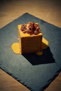 Klasik İtalyan carbonara 'sında yaratıcı bir dönüm noktası, bu makarna küpü yumurta, Pecorino Romano, gevrek guanciale ve karabiberden yapılmış zengin, kremalı bir sosla mükemmel pişirilmiş makarna içerir. Geleneksel bir gurme sunumu 