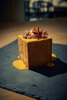 Klasik İtalyan carbonara 'sında yaratıcı bir dönüm noktası, bu makarna küpü yumurta, Pecorino Romano, gevrek guanciale ve karabiberden yapılmış zengin, kremalı bir sosla mükemmel pişirilmiş makarna içerir. Geleneksel bir gurme sunumu 