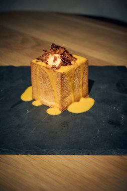 Klasik İtalyan carbonara 'sında yaratıcı bir dönüm noktası, bu makarna küpü yumurta, Pecorino Romano, gevrek guanciale ve karabiberden yapılmış zengin, kremalı bir sosla mükemmel pişirilmiş makarna içerir. Geleneksel bir gurme sunumu 