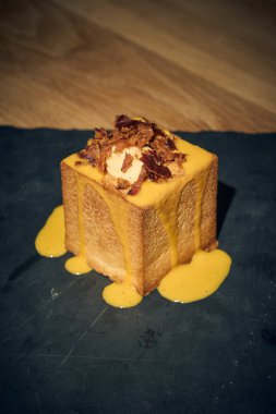 Klasik İtalyan carbonara 'sında yaratıcı bir dönüm noktası, bu makarna küpü yumurta, Pecorino Romano, gevrek guanciale ve karabiberden yapılmış zengin, kremalı bir sosla mükemmel pişirilmiş makarna içerir. Geleneksel bir gurme sunumu 