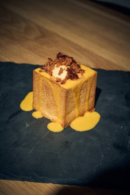 Klasik İtalyan carbonara 'sında yaratıcı bir dönüm noktası, bu makarna küpü yumurta, Pecorino Romano, gevrek guanciale ve karabiberden yapılmış zengin, kremalı bir sosla mükemmel pişirilmiş makarna içerir. Geleneksel bir gurme sunumu 