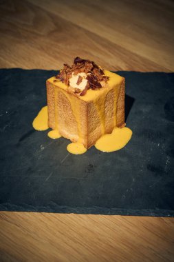 Klasik İtalyan carbonara 'sında yaratıcı bir dönüm noktası, bu makarna küpü yumurta, Pecorino Romano, gevrek guanciale ve karabiberden yapılmış zengin, kremalı bir sosla mükemmel pişirilmiş makarna içerir. Geleneksel bir gurme sunumu 