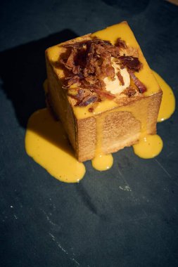 Klasik İtalyan carbonara 'sında yaratıcı bir dönüm noktası, bu makarna küpü yumurta, Pecorino Romano, gevrek guanciale ve karabiberden yapılmış zengin, kremalı bir sosla mükemmel pişirilmiş makarna içerir. Geleneksel bir gurme sunumu 