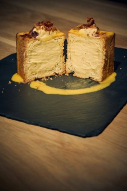 Klasik İtalyan carbonara 'sında yaratıcı bir dönüm noktası, bu makarna küpü yumurta, Pecorino Romano, gevrek guanciale ve karabiberden yapılmış zengin, kremalı bir sosla mükemmel pişirilmiş makarna içerir. Geleneksel bir gurme sunumu 