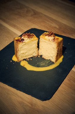 Klasik İtalyan carbonara 'sında yaratıcı bir dönüm noktası, bu makarna küpü yumurta, Pecorino Romano, gevrek guanciale ve karabiberden yapılmış zengin, kremalı bir sosla mükemmel pişirilmiş makarna içerir. Geleneksel bir gurme sunumu 