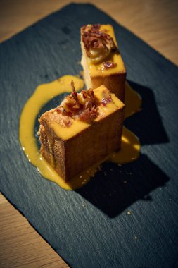 Klasik İtalyan carbonara 'sında yaratıcı bir dönüm noktası, bu makarna küpü yumurta, Pecorino Romano, gevrek guanciale ve karabiberden yapılmış zengin, kremalı bir sosla mükemmel pişirilmiş makarna içerir. Geleneksel bir gurme sunumu 