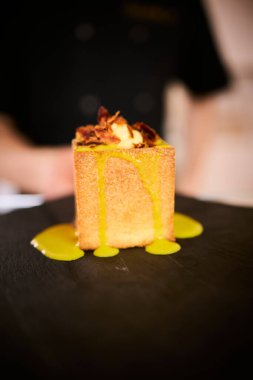 Klasik İtalyan carbonara 'sında yaratıcı bir dönüm noktası, bu makarna küpü yumurta, Pecorino Romano, gevrek guanciale ve karabiberden yapılmış zengin, kremalı bir sosla mükemmel pişirilmiş makarna içerir. Geleneksel bir gurme sunumu 