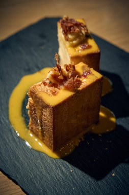 Klasik İtalyan carbonara 'sında yaratıcı bir dönüm noktası, bu makarna küpü yumurta, Pecorino Romano, gevrek guanciale ve karabiberden yapılmış zengin, kremalı bir sosla mükemmel pişirilmiş makarna içerir. Geleneksel bir gurme sunumu 