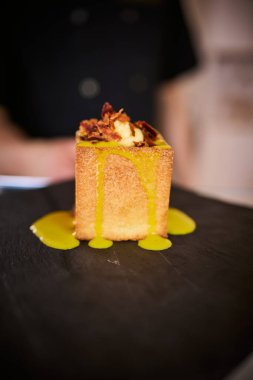 Klasik İtalyan carbonara 'sında yaratıcı bir dönüm noktası, bu makarna küpü yumurta, Pecorino Romano, gevrek guanciale ve karabiberden yapılmış zengin, kremalı bir sosla mükemmel pişirilmiş makarna içerir. Geleneksel bir gurme sunumu 