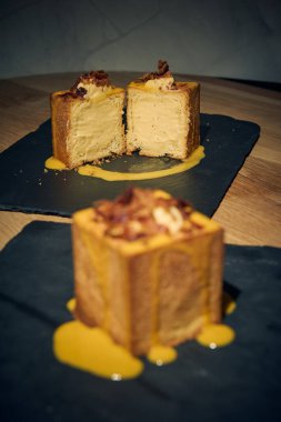 Klasik İtalyan carbonara 'sında yaratıcı bir dönüm noktası, bu makarna küpü yumurta, Pecorino Romano, gevrek guanciale ve karabiberden yapılmış zengin, kremalı bir sosla mükemmel pişirilmiş makarna içerir. Geleneksel bir gurme sunumu 