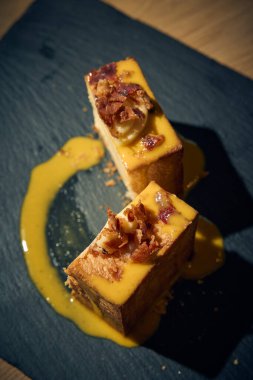 Klasik İtalyan carbonara 'sında yaratıcı bir dönüm noktası, bu makarna küpü yumurta, Pecorino Romano, gevrek guanciale ve karabiberden yapılmış zengin, kremalı bir sosla mükemmel pişirilmiş makarna içerir. Geleneksel bir gurme sunumu 