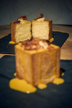 Klasik İtalyan carbonara 'sında yaratıcı bir dönüm noktası, bu makarna küpü yumurta, Pecorino Romano, gevrek guanciale ve karabiberden yapılmış zengin, kremalı bir sosla mükemmel pişirilmiş makarna içerir. Geleneksel bir gurme sunumu 