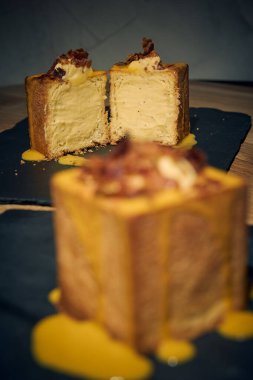 Klasik İtalyan carbonara 'sında yaratıcı bir dönüm noktası, bu makarna küpü yumurta, Pecorino Romano, gevrek guanciale ve karabiberden yapılmış zengin, kremalı bir sosla mükemmel pişirilmiş makarna içerir. Geleneksel bir gurme sunumu 