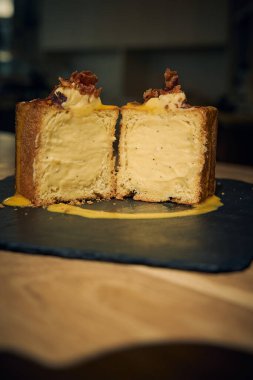 Klasik İtalyan carbonara 'sında yaratıcı bir dönüm noktası, bu makarna küpü yumurta, Pecorino Romano, gevrek guanciale ve karabiberden yapılmış zengin, kremalı bir sosla mükemmel pişirilmiş makarna içerir. Geleneksel bir gurme sunumu 