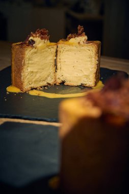 Klasik İtalyan carbonara 'sında yaratıcı bir dönüm noktası, bu makarna küpü yumurta, Pecorino Romano, gevrek guanciale ve karabiberden yapılmış zengin, kremalı bir sosla mükemmel pişirilmiş makarna içerir. Geleneksel bir gurme sunumu 