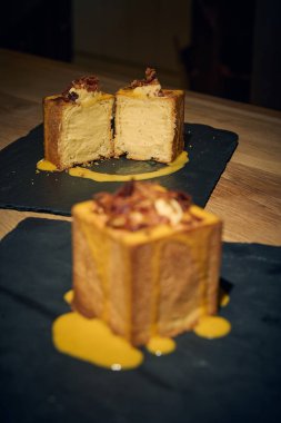 Klasik İtalyan carbonara 'sında yaratıcı bir dönüm noktası, bu makarna küpü yumurta, Pecorino Romano, gevrek guanciale ve karabiberden yapılmış zengin, kremalı bir sosla mükemmel pişirilmiş makarna içerir. Geleneksel bir gurme sunumu 