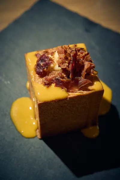 Klasik İtalyan carbonara 'sında yaratıcı bir dönüm noktası, bu makarna küpü yumurta, Pecorino Romano, gevrek guanciale ve karabiberden yapılmış zengin, kremalı bir sosla mükemmel pişirilmiş makarna içerir. Geleneksel bir gurme sunumu 