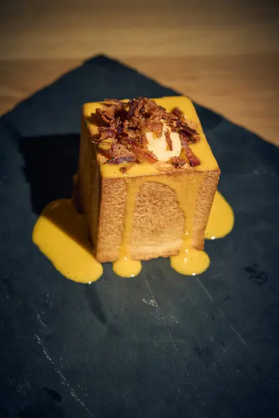 Klasik İtalyan carbonara 'sında yaratıcı bir dönüm noktası, bu makarna küpü yumurta, Pecorino Romano, gevrek guanciale ve karabiberden yapılmış zengin, kremalı bir sosla mükemmel pişirilmiş makarna içerir. Geleneksel bir gurme sunumu 