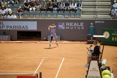 Internazionali BNL D 'Italia 2025 - Beşinci Gün, İtalya - 09 Mayıs: İspanya' dan Carlos Alcaraz, Foro Italico 'da oynanan Singles Internazionali BNL D' Italia 2025 'te Dusan Lajoviç ile maç puanını kutluyor. Fotoğraf: Mauro Di Bonaventura)