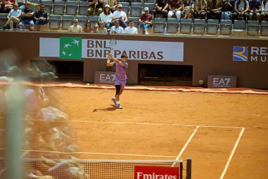 Internazionali BNL D 'Italia 2025 - Beşinci Gün, İtalya - 09 Mayıs: İspanya' dan Carlos Alcaraz, Foro Italico 'da oynanan Singles Internazionali BNL D' Italia 2025 'te Dusan Lajoviç ile maç puanını kutluyor. Fotoğraf: Mauro Di Bonaventura)