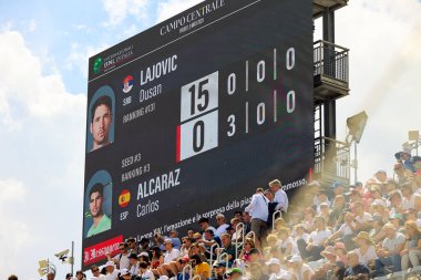 Internazionali BNL D 'Italia 2025 - Beşinci Gün, İtalya - 09 Mayıs: İspanya' dan Carlos Alcaraz, Foro Italico 'da oynanan Singles Internazionali BNL D' Italia 2025 'te Dusan Lajoviç ile maç puanını kutluyor. Fotoğraf: Mauro Di Bonaventura)